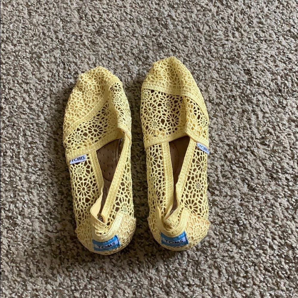 NWOT Crocheted pale yellow Toms 7.5